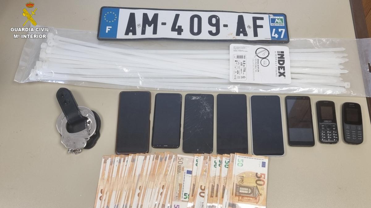 <![CDATA[Detenidos por asaltar un camión haciéndose pasar por guardias civiles y robar bolsos de lujo valorados en un millón de euros]]>