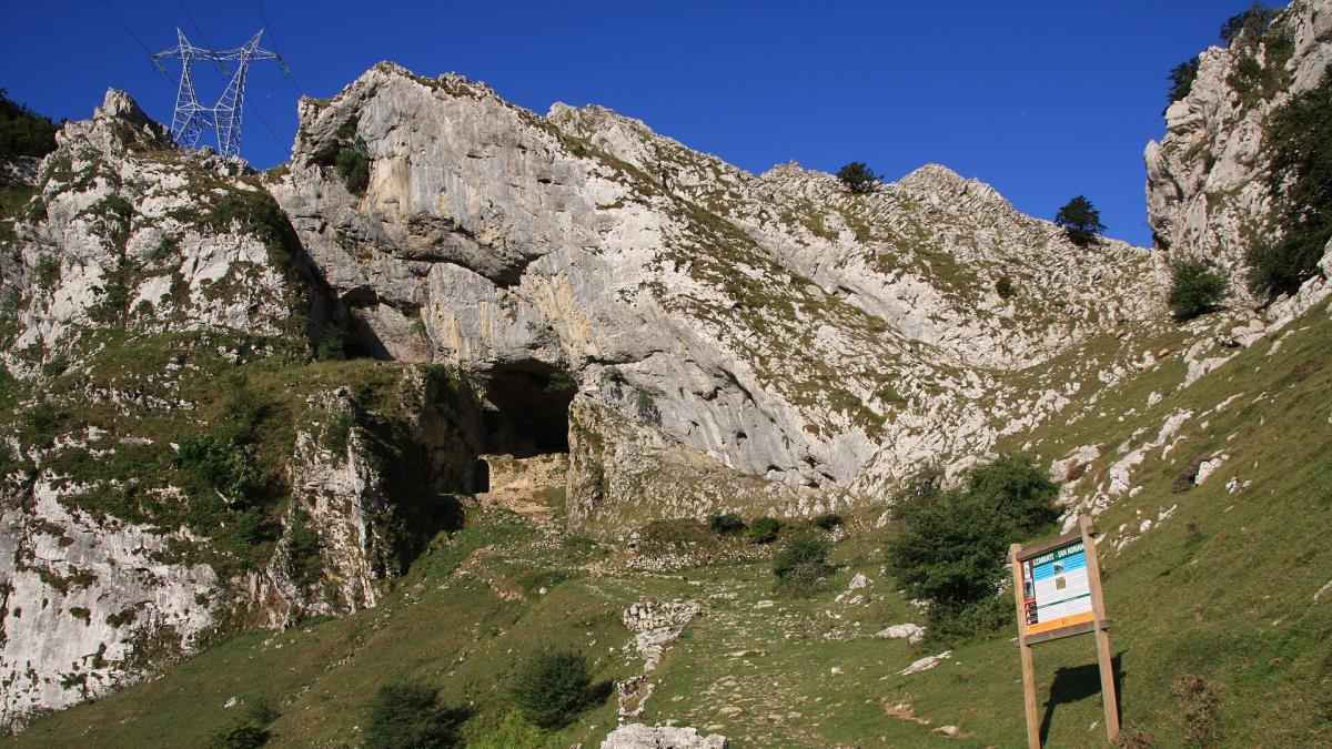 <![CDATA[El túnel natural que atraviesa una montaña y une dos provincias a 15 minutos de Navarra]]>
