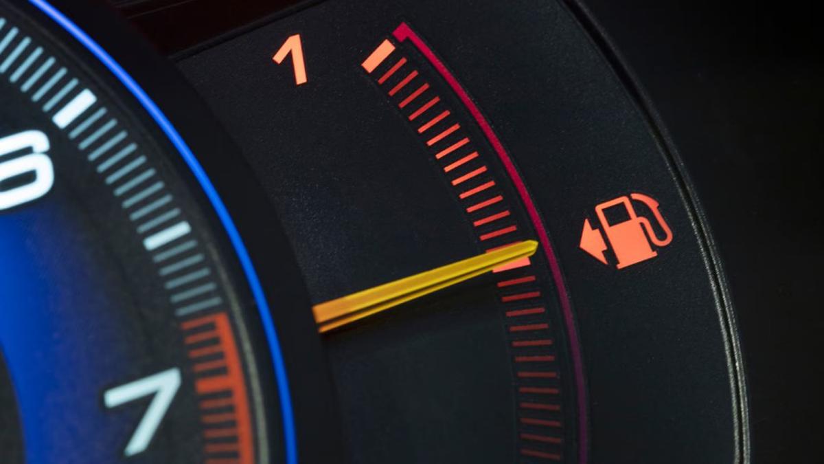 <![CDATA[¿Cuántos kilómetros te quedan si se enciende el piloto de la gasolina? La OCU recomienda que no apures]]>