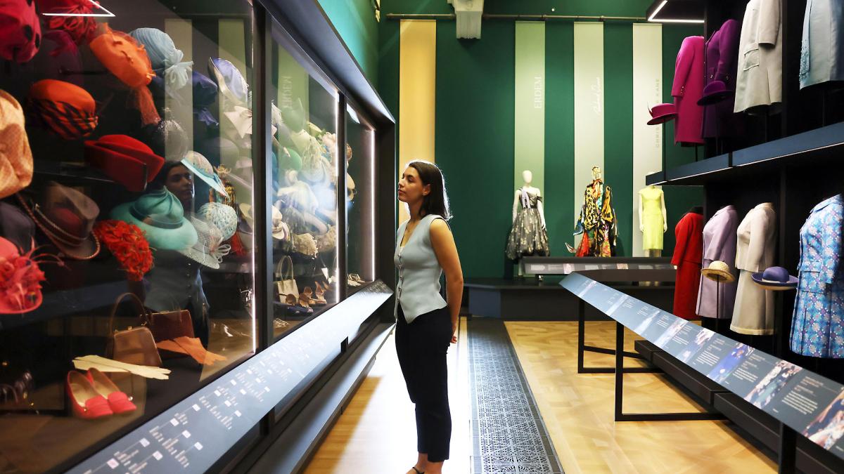 <![CDATA[La Galería del Rey en Buckingham acoge la muestra más completa del vestuario de Isabel II]]>