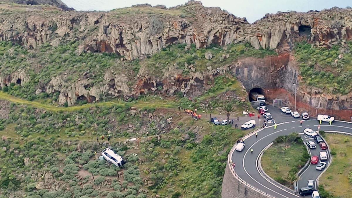 <![CDATA[Un fallecido y 14 heridos, tres de ellos graves, tras precipitarse una guagua en La Gomera]]>