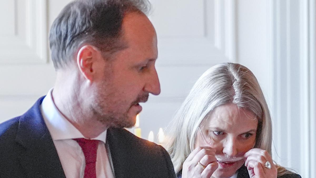 <![CDATA[Mette-Marit de Noruega reaparece con oxígeno en un acto oficial]]>