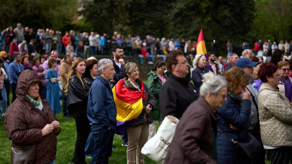 <![CDATA[Homenaje a los fusilados de Navarra con motivo del aniversario de la II República]]>