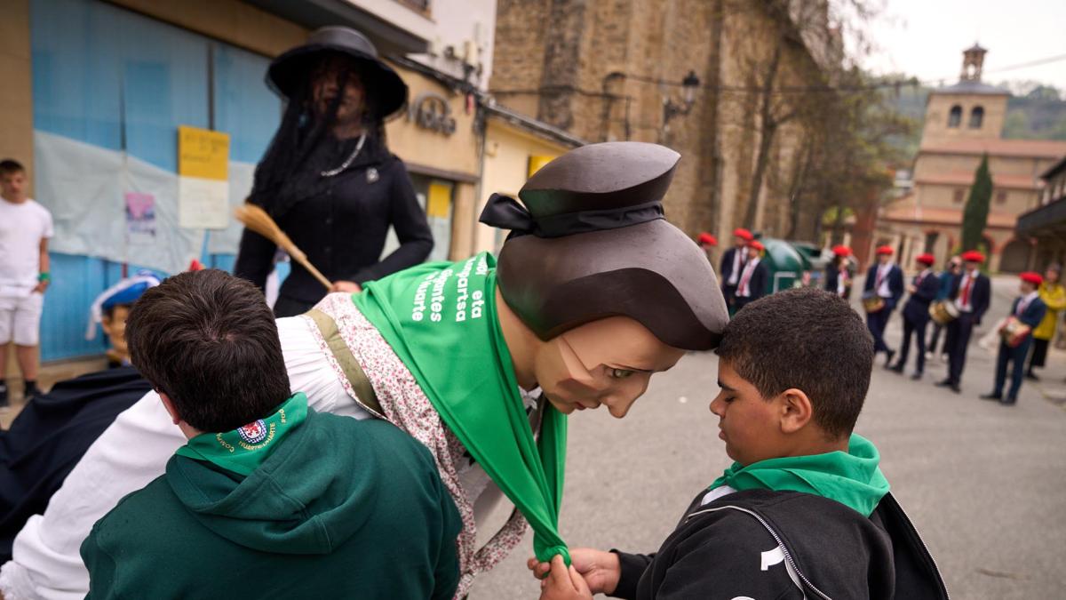 <![CDATA[Fotos del desfile de los Gigantes de Huarte con motivo del 75 aniversario de la comparsa]]>