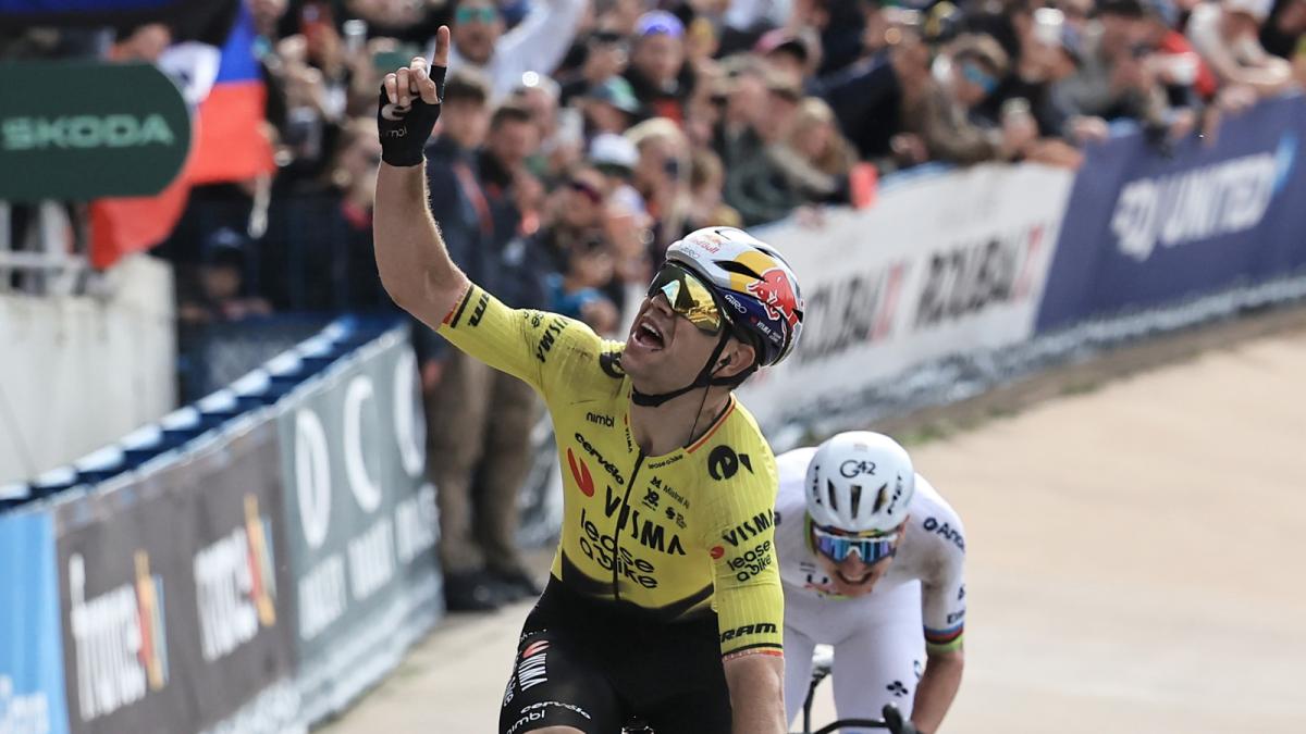 <![CDATA[Van Aert se corona en la París-Roubaix tras un gran duelo con Pogacar]]>