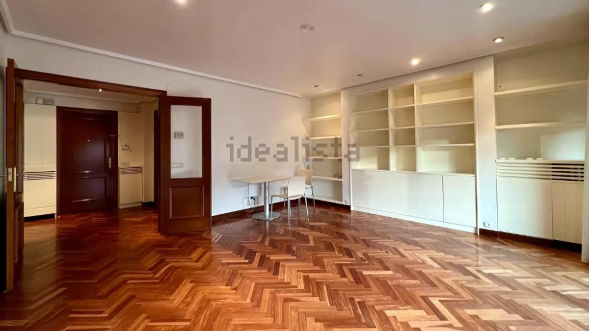 <![CDATA[Un ático de lujo con dos terrazas a la venta en uno de los edificios más característicos de la avenida Carlos III de Pamplona]]>