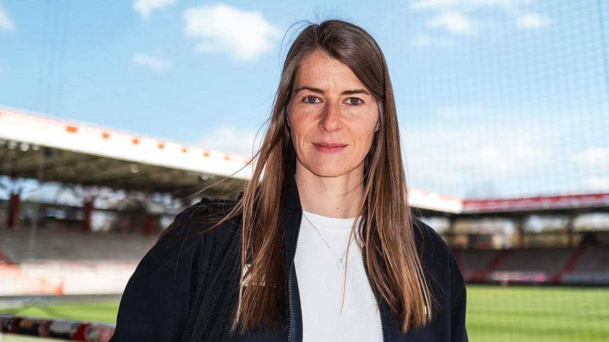 <![CDATA[Marie-Louise Eta rompe el techo de cristal y se convierte en la primera entrenadora de las grandes ligas europeas]]>