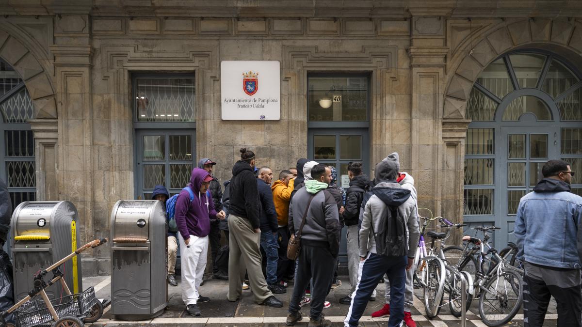 <![CDATA[El Ayuntamiento desaloja de Agustinas a 98 personas y las realojará tres días, hasta el jueves]]>