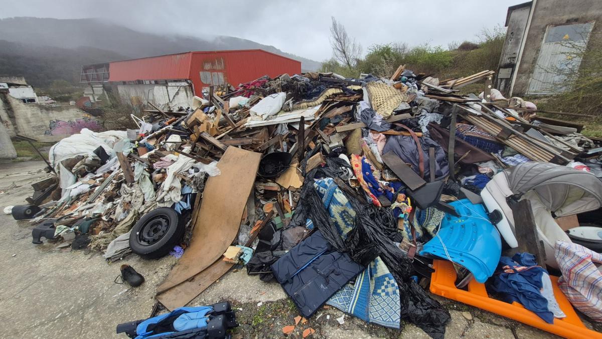 <![CDATA[Denuncian el cúmulo de residuos en terrenos de Ziordia desde 2020]]>