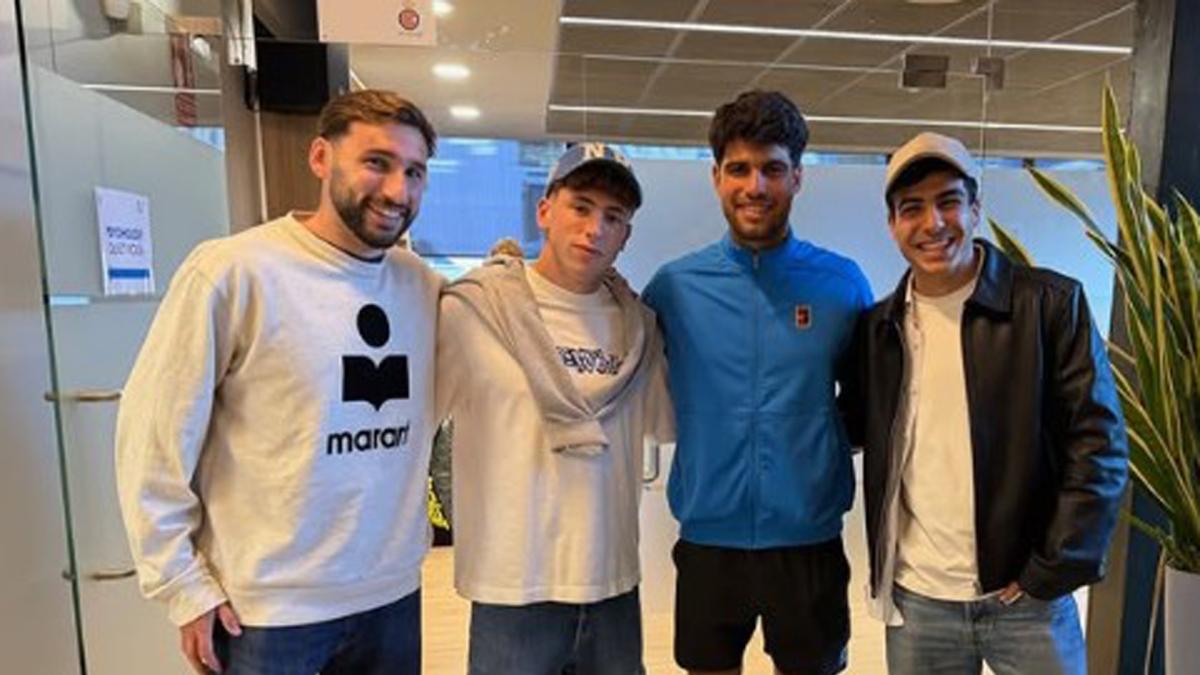 <![CDATA[Moncayola y Víctor Muñoz cambian el fútbol por el tenis y le dan suerte a Carlos Alcaraz]]>