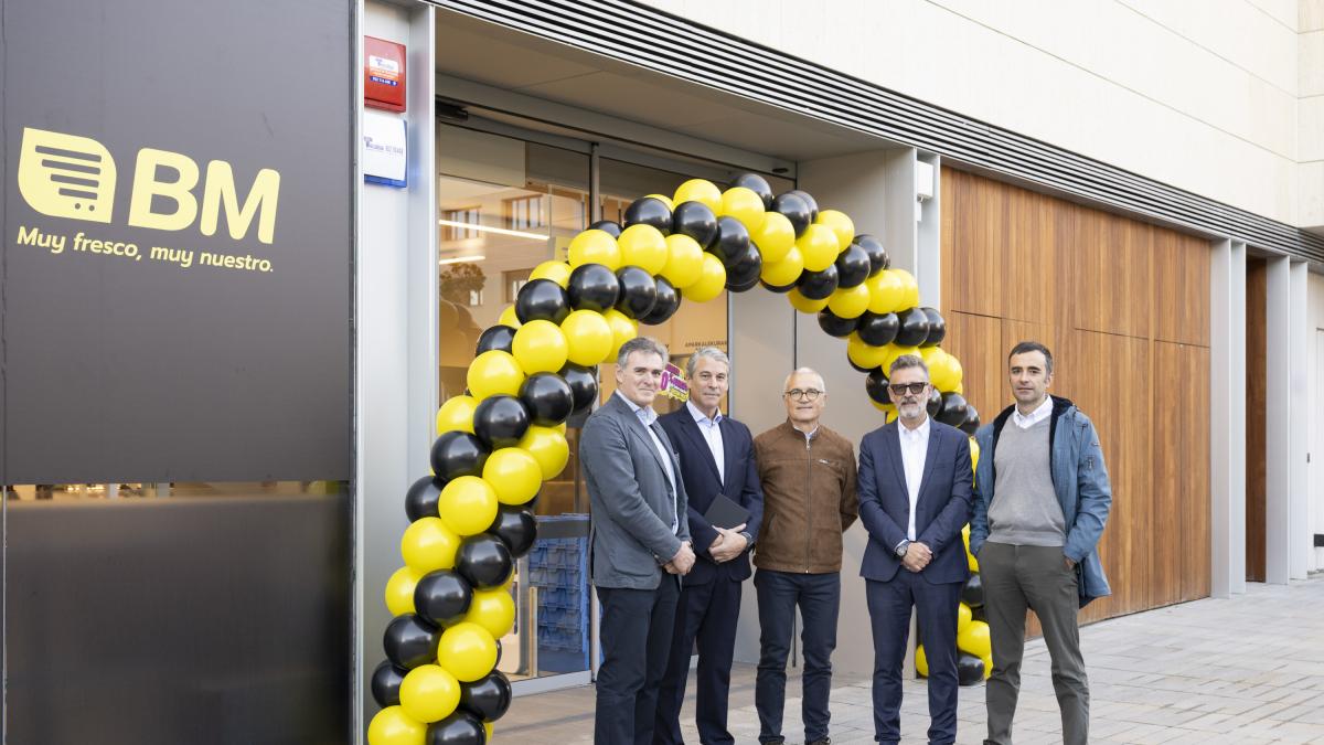 <![CDATA[La apertura del supermercado BM pone fin a 5 años de obras en la plaza de Salesianos]]>