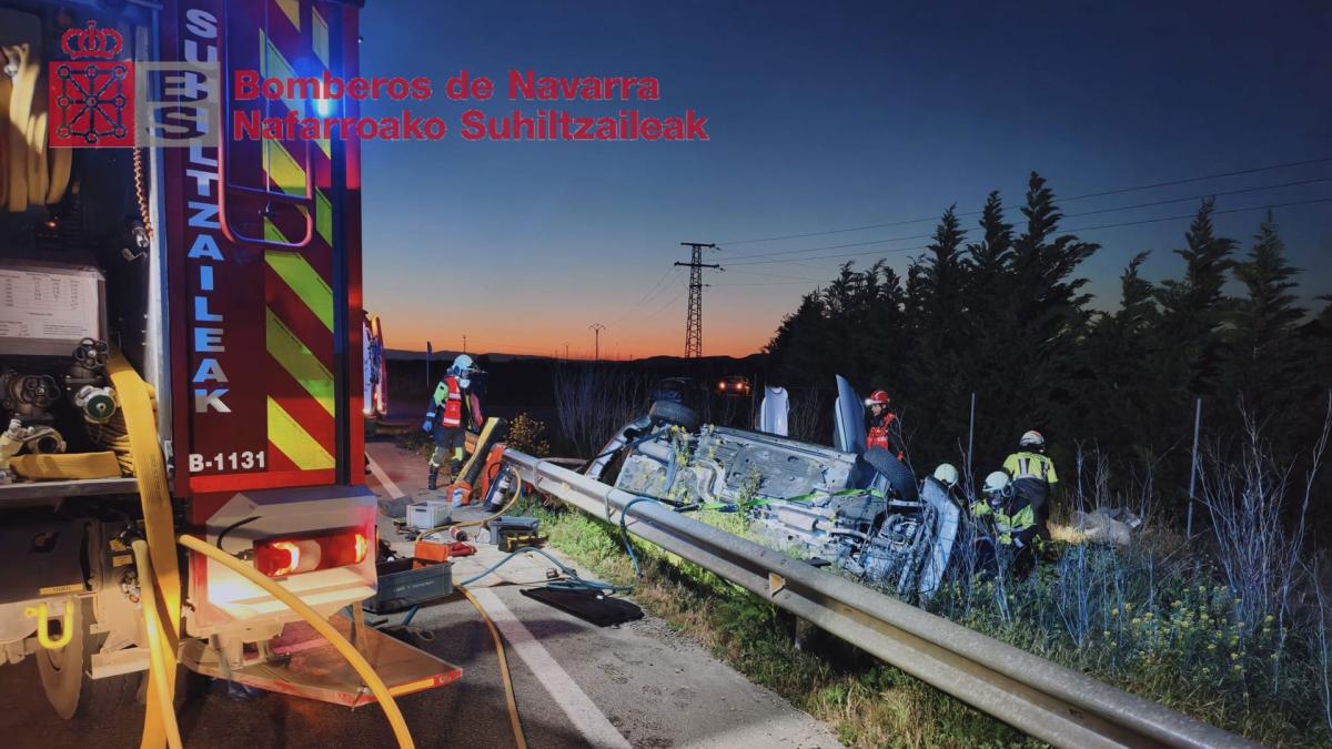 <![CDATA[Un herido tras el choque de dos vehículos que ha cortado la carretera en Caparroso]]>