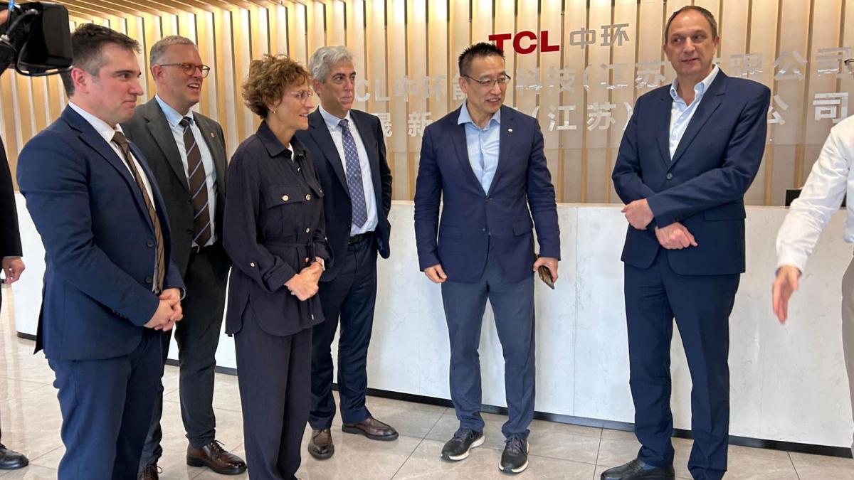 <![CDATA[Chivite visita la empresa china de energía TCL Solar para compartir el 