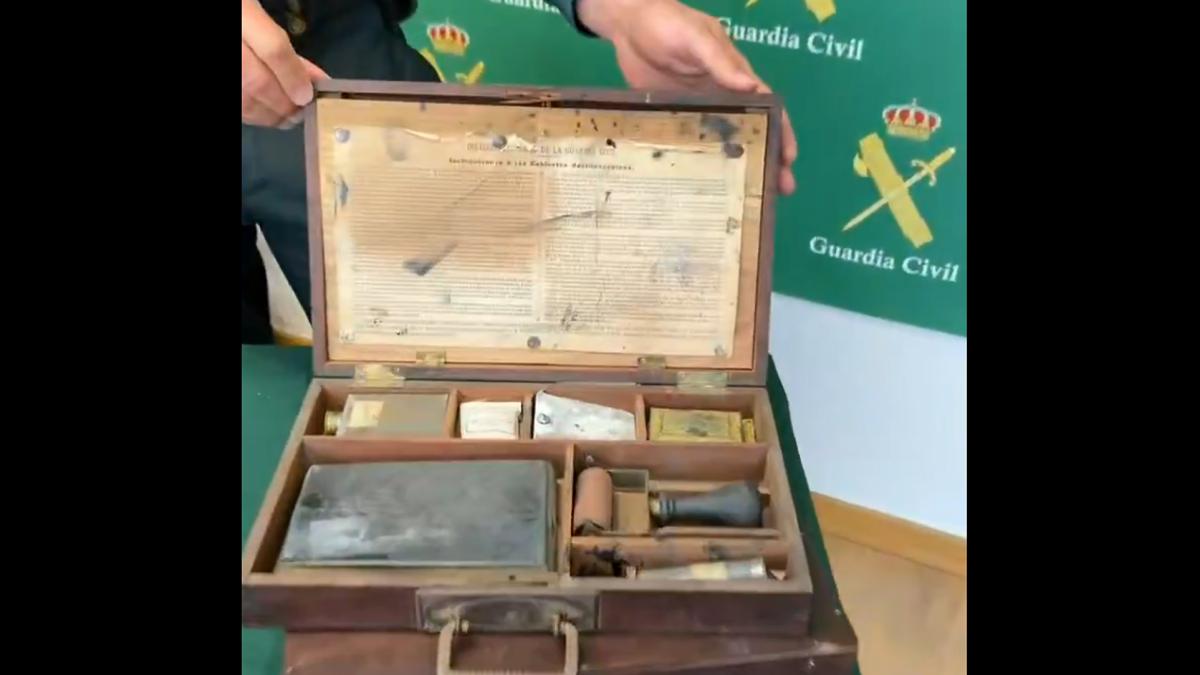<![CDATA[La Guardia Civil de Navarra explica cómo fue el primer sistema para tomar huellas dactilares]]>