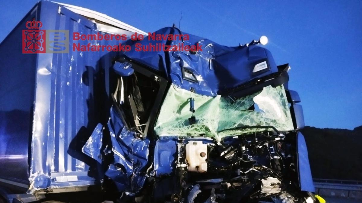 <![CDATA[Herido un hombre de 47 años en un accidente entre dos camiones en Areso]]>