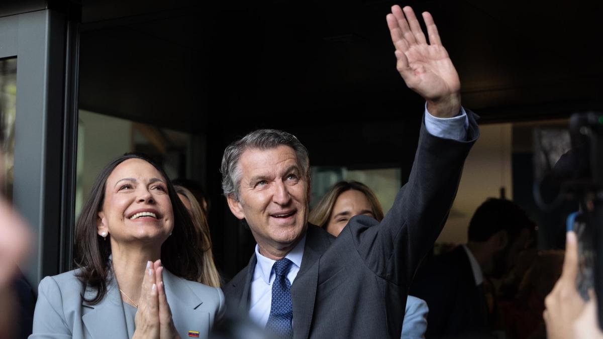 <![CDATA[Feijóo recibe a María Corina Machado en la sede del PP y alaba su valentía]]>