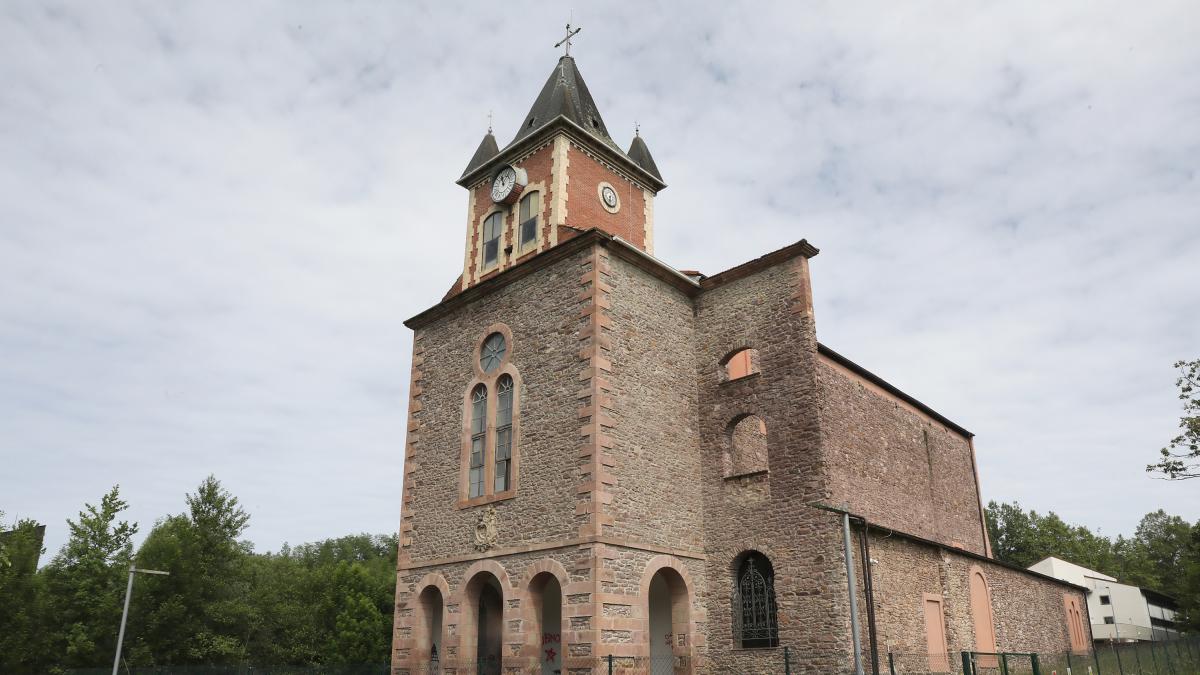 <![CDATA[Baztan desprotege la iglesia del colegio de Lekaroz para su derribo]]>