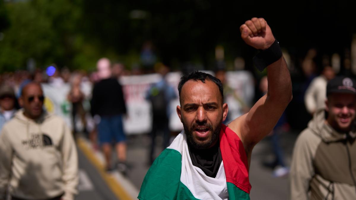 <![CDATA[Manifestación en protesta por el desalojo de inmigrantes de Aranzadi al grito de 