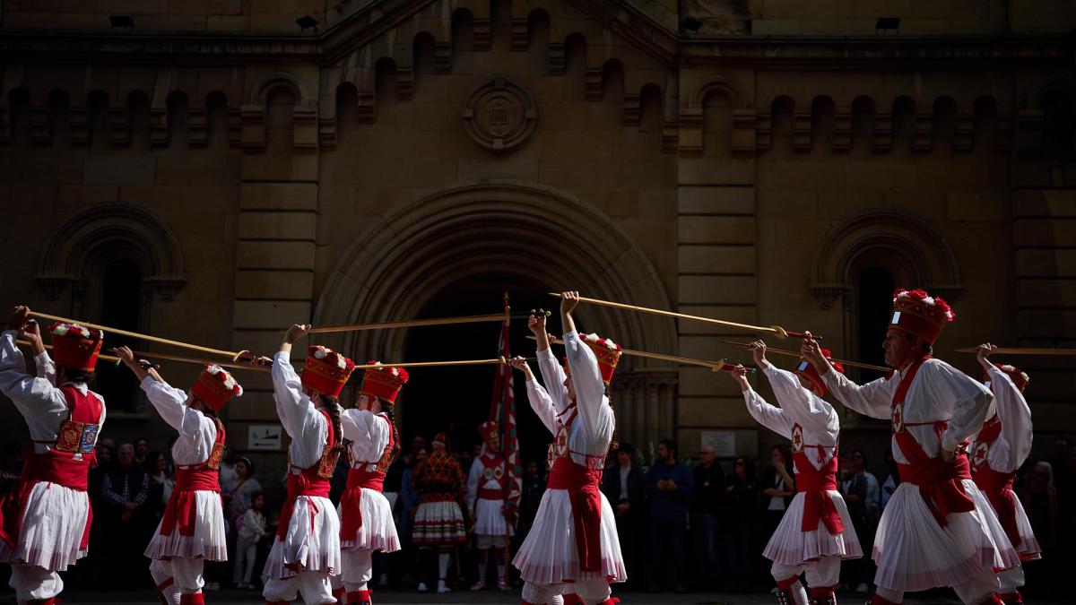 <![CDATA[Fotos de dantzaris de Duguna y danzantes de San Lorenzo en el homenaje a Carlos Alemán e Iñaki Domínguez]]>
