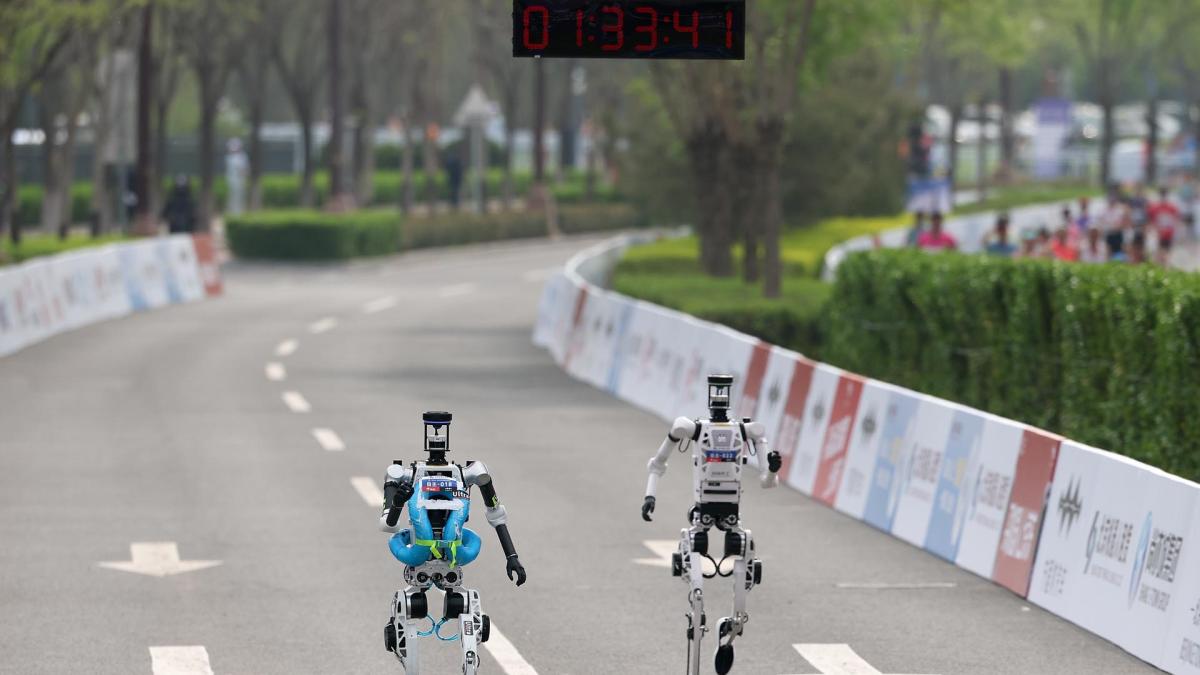 <![CDATA[Robots humanoides rebajan en casi dos horas el tiempo del año pasado en la media maratón de Pekín]]>