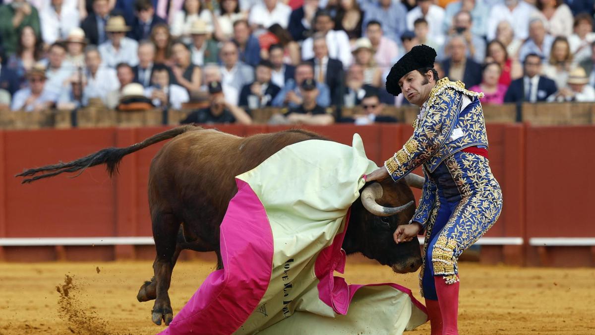 <![CDATA[Fotos de la cogida a Morante de la Puebla este lunes en la Feria de Abril]]>