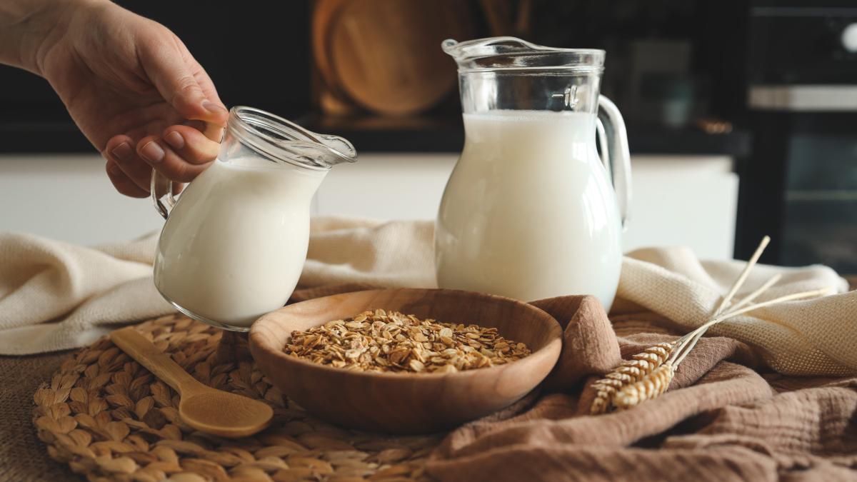 <![CDATA[Los expertos coinciden: este es el tipo de leche que ayuda la microbiota y mejora las digestiones]]>