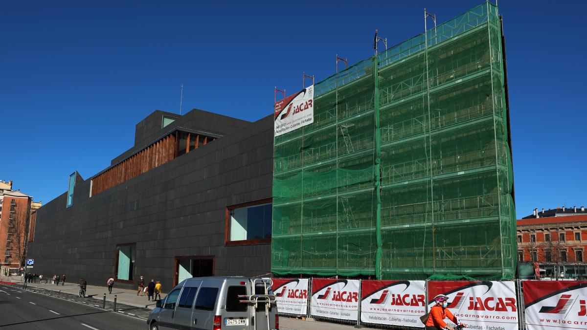 <![CDATA[El Baluarte necesitará 2,6 millones para arreglar las losas de la fachada: el sistema de anclaje no era adecuado]]>