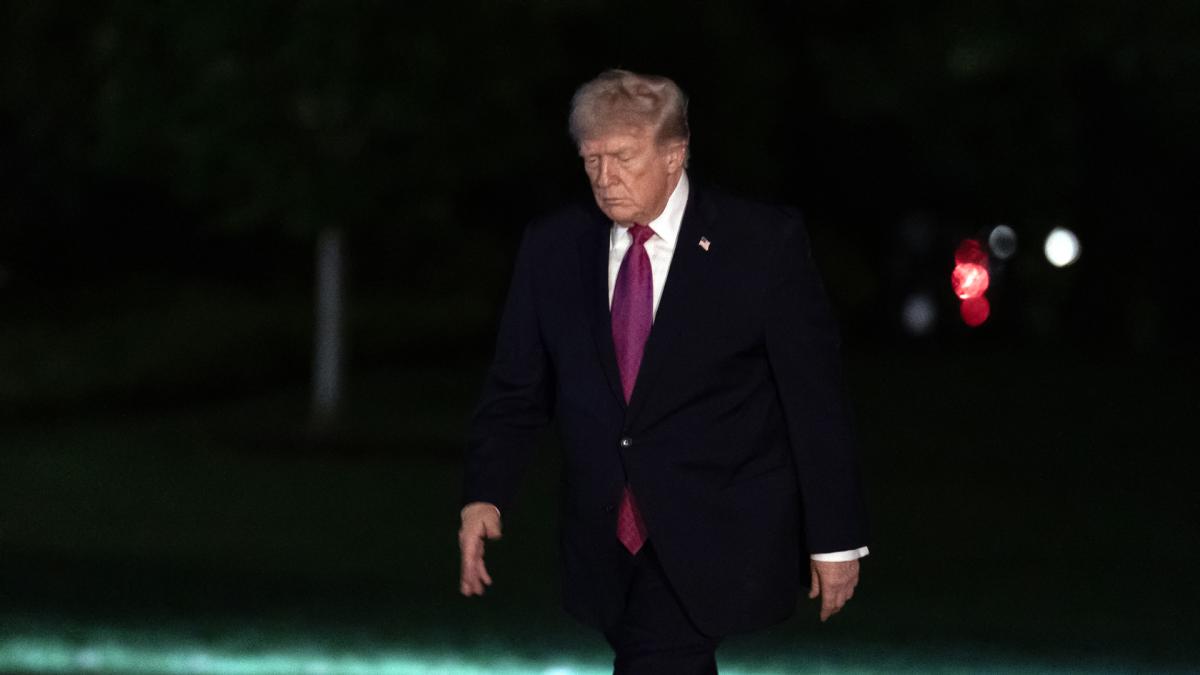 <![CDATA[Trump anuncia más negociaciones después de que Irán ataque varios barcos en Ormuz]]>