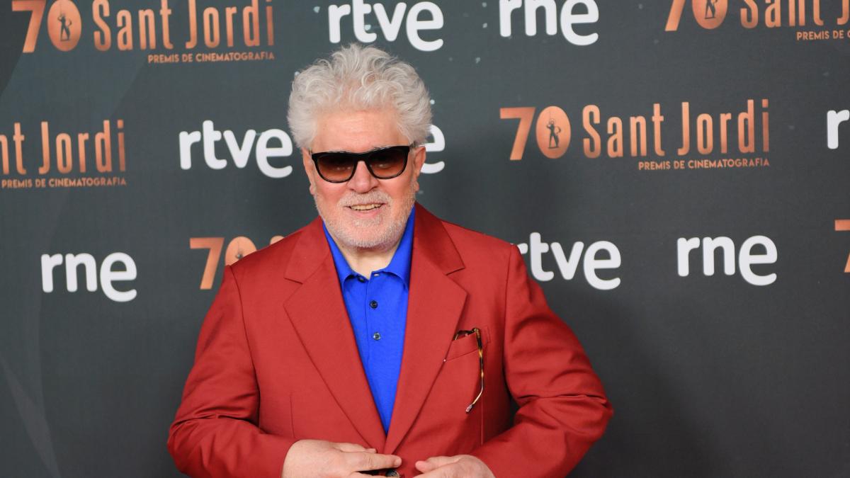 <![CDATA[Amaia y Bárbara Lennie entregan a Pedro Almodóvar el premio Sant Jordi de Honor y recrean el mítico: 