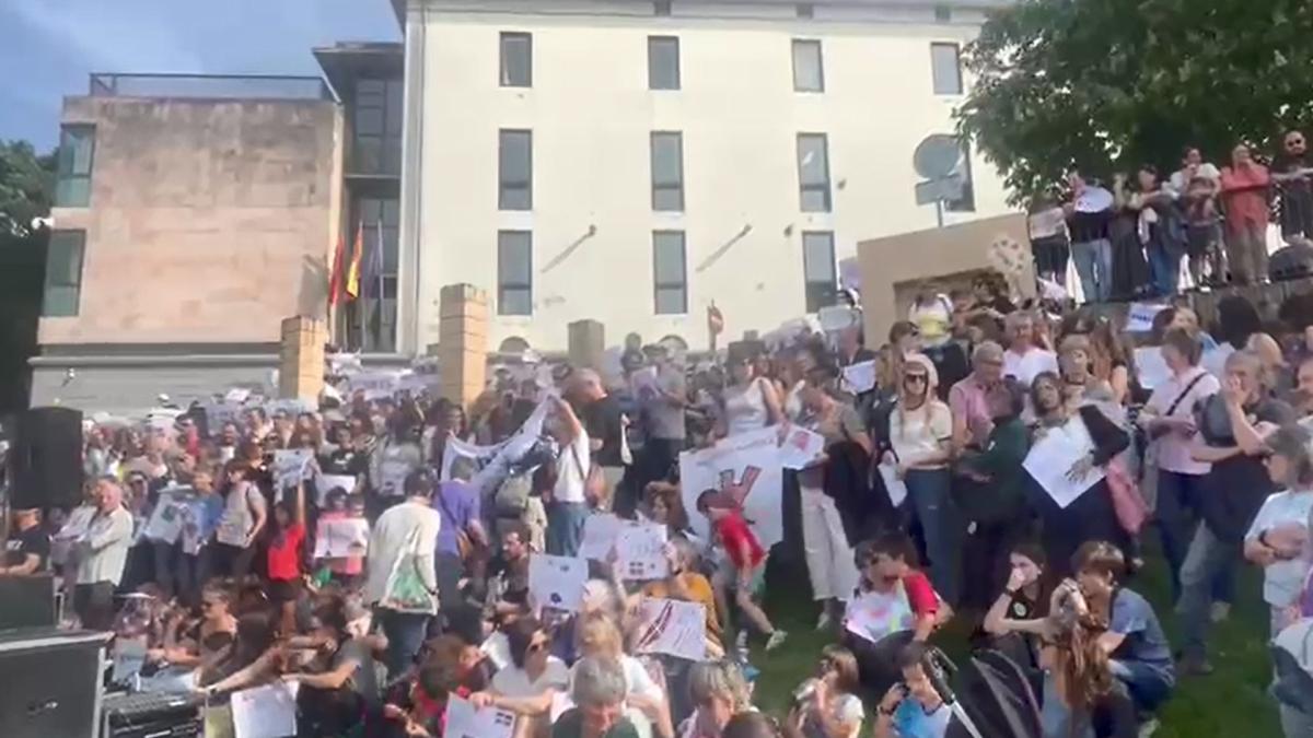 <![CDATA[Las ikastolas navarras protestan para evitar el cierre de aulas en sus centros: 