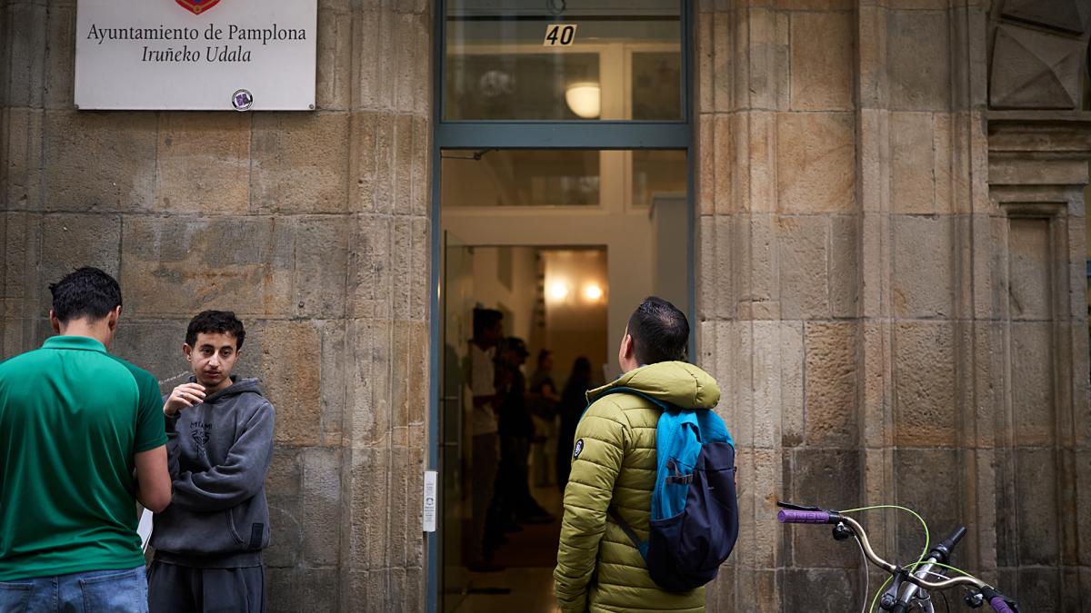<![CDATA[2.100 citas en dos días en la nueva oficina de regularización de Pamplona]]>
