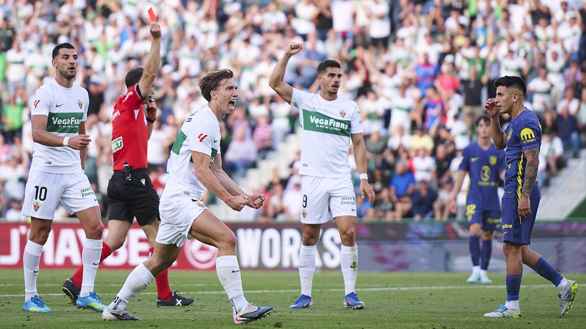 <![CDATA[El Elche se beneficia de la Champions y de la expulsión de Almada]]>