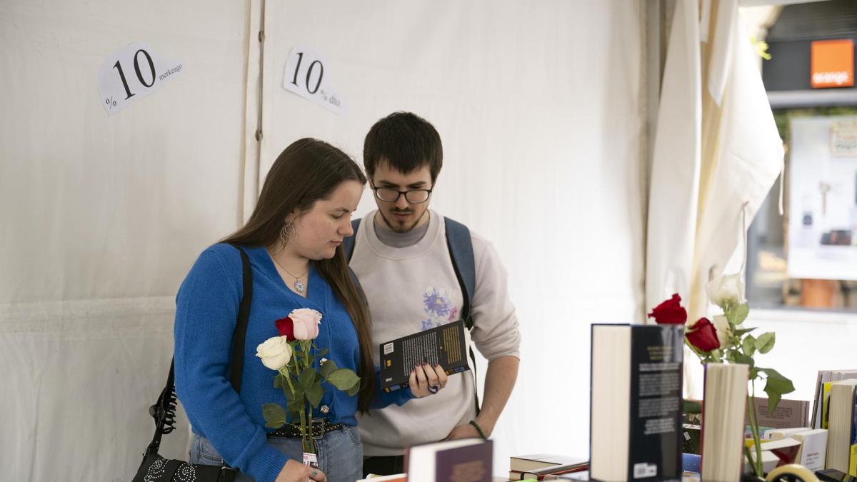 Los jóvenes españoles leen en papel, pero eligen l