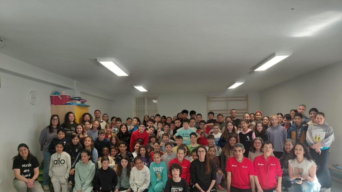 <![CDATA[Los centros públicos de Viana recuerdan a su jefa de estudios, fallecida en 2025]]>