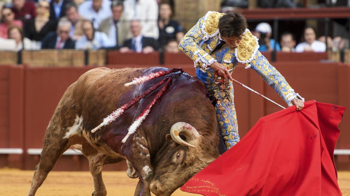 <![CDATA[Roca Rey, cogido aparatosamente por el quinto toro en Sevilla]]>