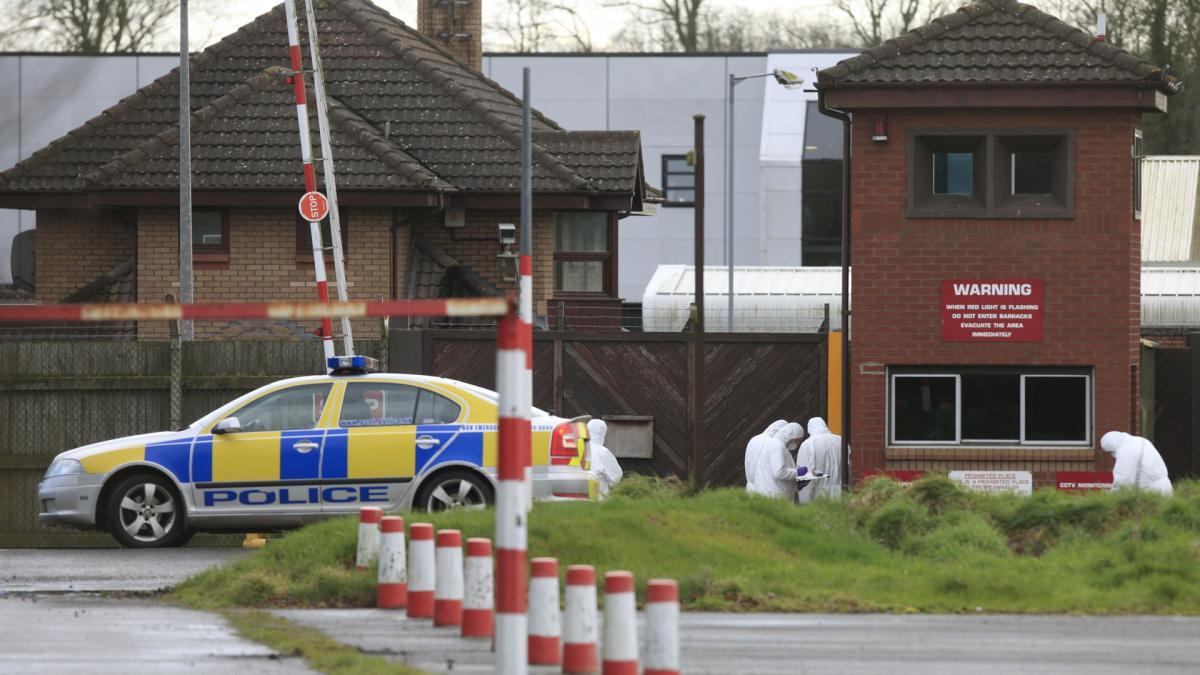 <![CDATA[Un coche bomba ha explotado en una comisaría de Belfast sin dejar víctimas ni heridos]]>