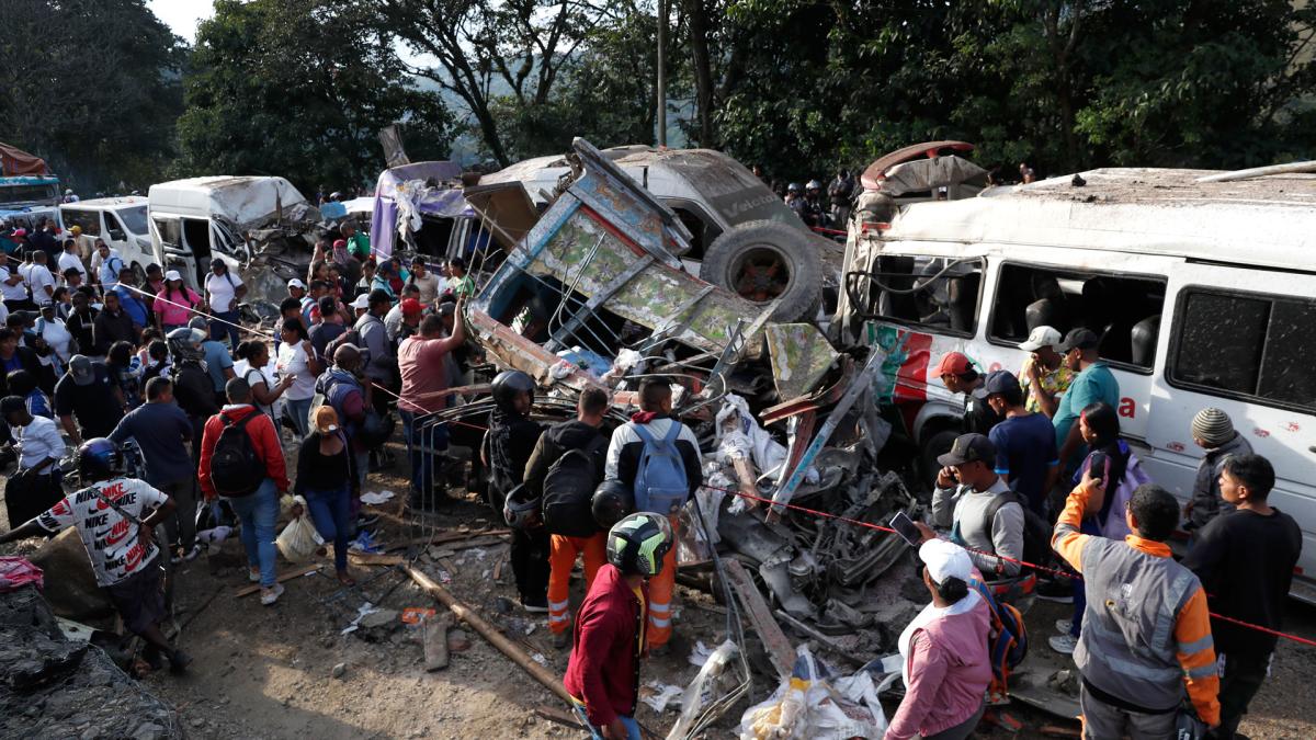 <![CDATA[Al menos catorce muertos y cerca de 40 heridos en un atentado con bomba en Colombia]]>