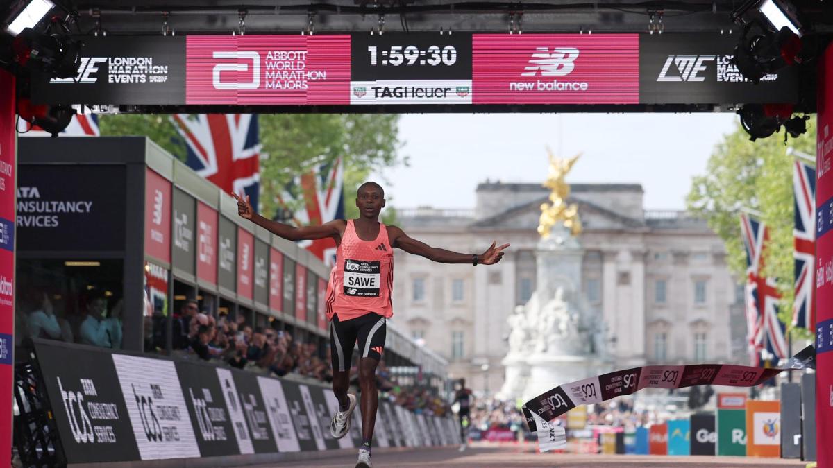 <![CDATA[El keniano Sabastian Sawe bate el récord del mundo y rompe la barrera de las dos horas en el maratón de Londres]]>