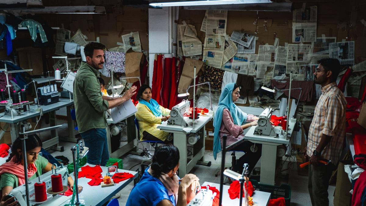 <![CDATA[Javier Celay rueda un corto con vocación internacional ambientado en un taller textil clandestino]]>