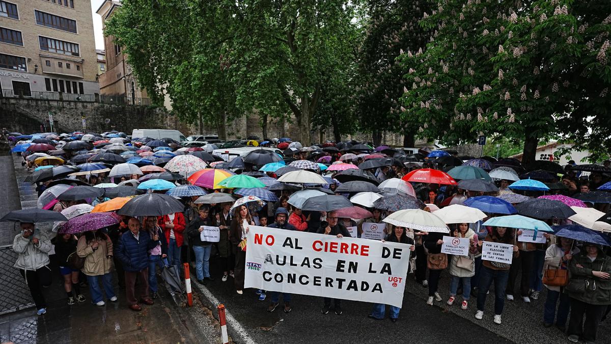 <![CDATA[La escuela concertada sale a la calle contra el cierre de 14 aulas]]>