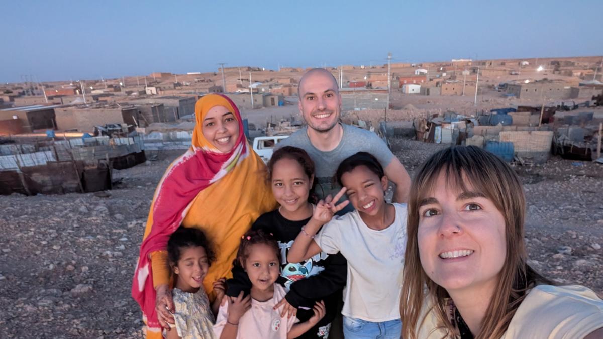 <![CDATA[Navarra junto al pueblo saharaui: relatos desde el corazón de los campamentos de refugiados]]>