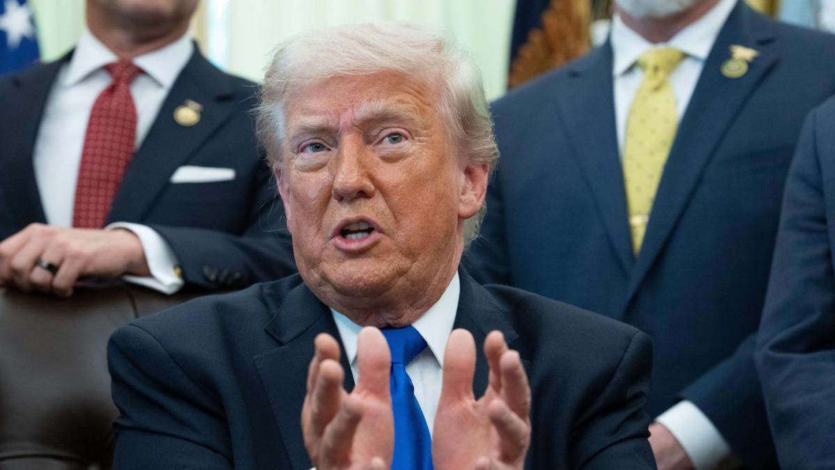 <![CDATA[Trump acusa a la UE de violar el pacto comercial y dice que elevará al 25 % el arancel a los coches y camiones]]>