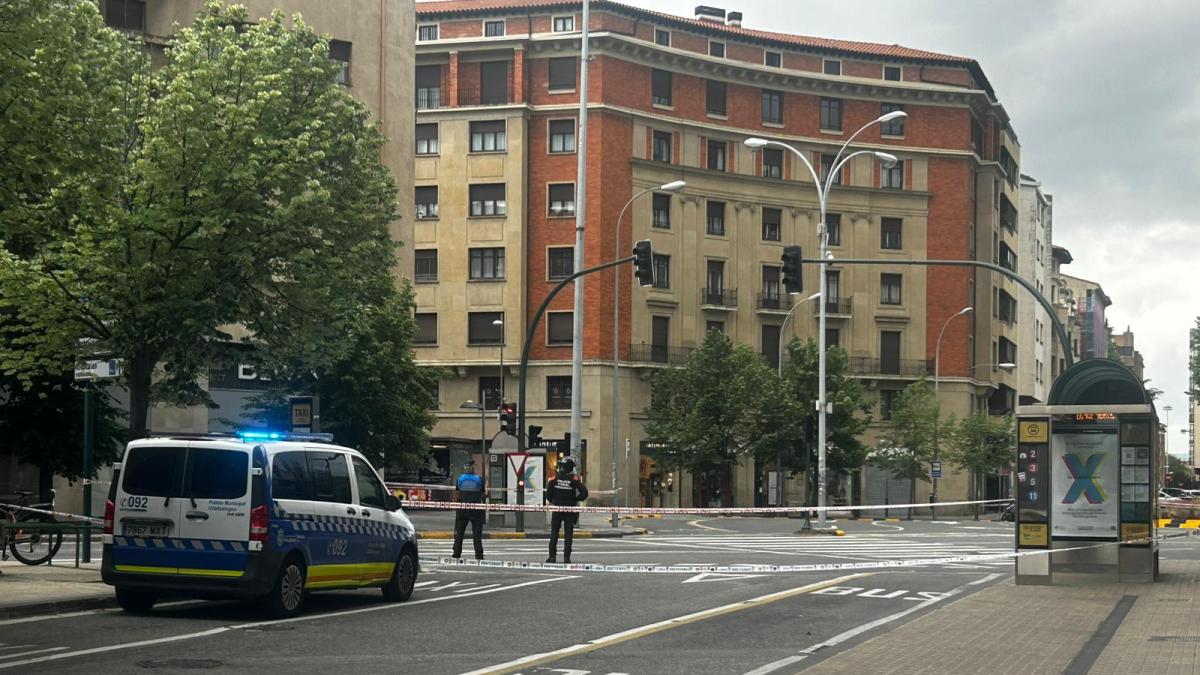 <![CDATA[Vídeo del desalojo y acordonamiento de la plaza Merindades y Carlos III por una maleta sospechosa]]>