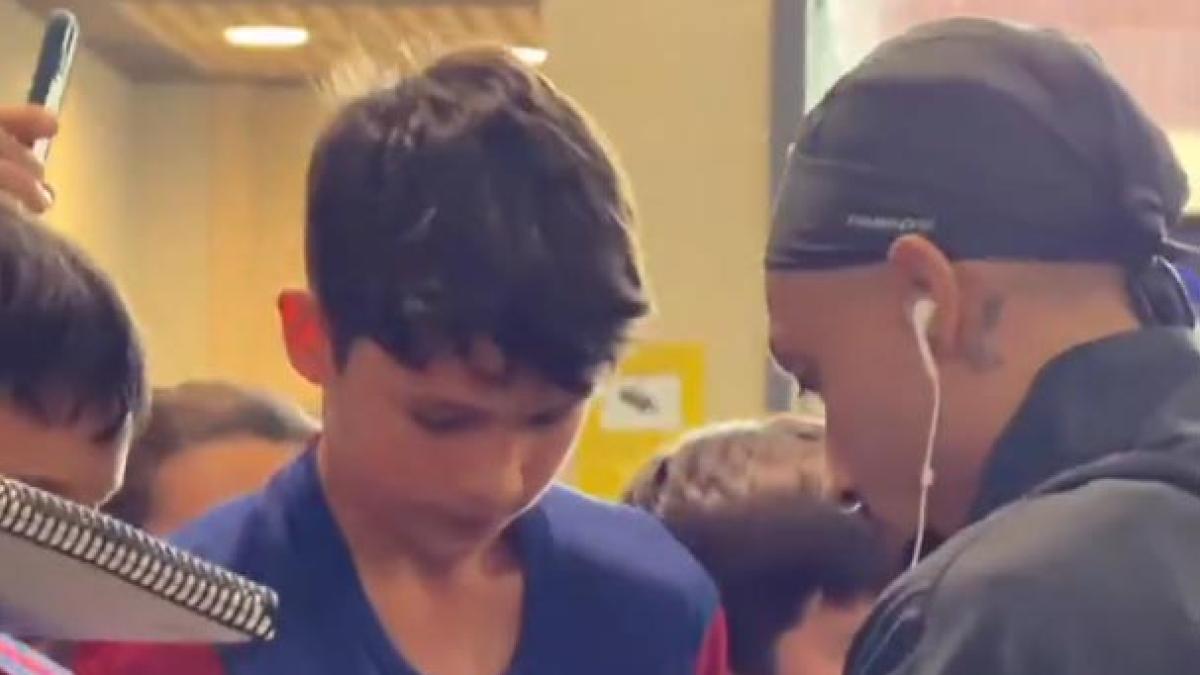 <![CDATA[Caluroso recibimiento al F.C. Barcelona en el aeropuerto de Noáin]]>