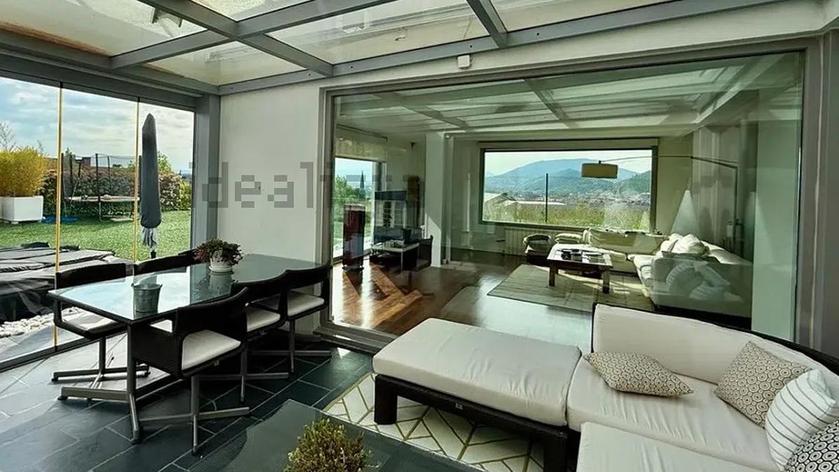 <![CDATA[A la venta un moderno chalé de líneas rectas y más de 500 m2 en la comarca de Pamplona]]>