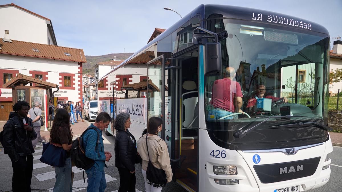 <![CDATA[Se quedan sin plaza en el autobús por no poder sacar billete en Internet]]>