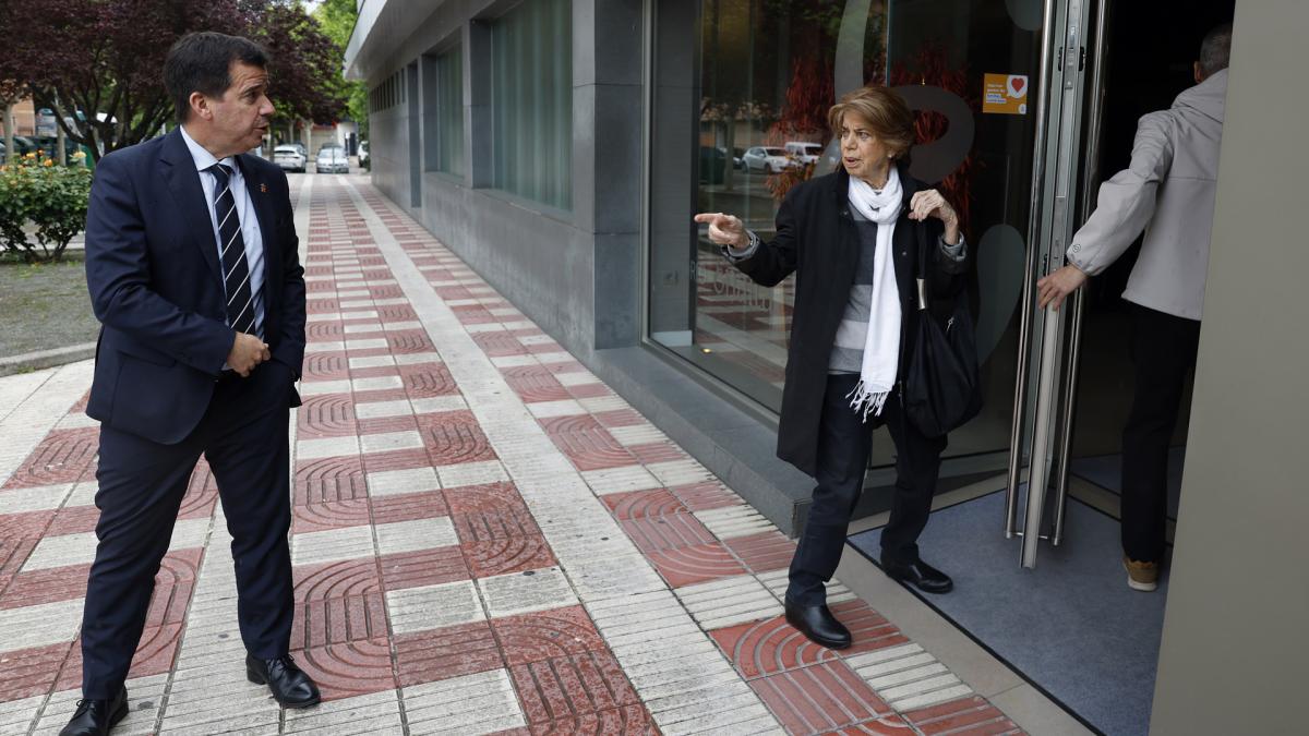 <![CDATA[Reconocimiento institucional en el adiós a Garaikoetxea en el Tanatorio San Alberto de Pamplona]]>