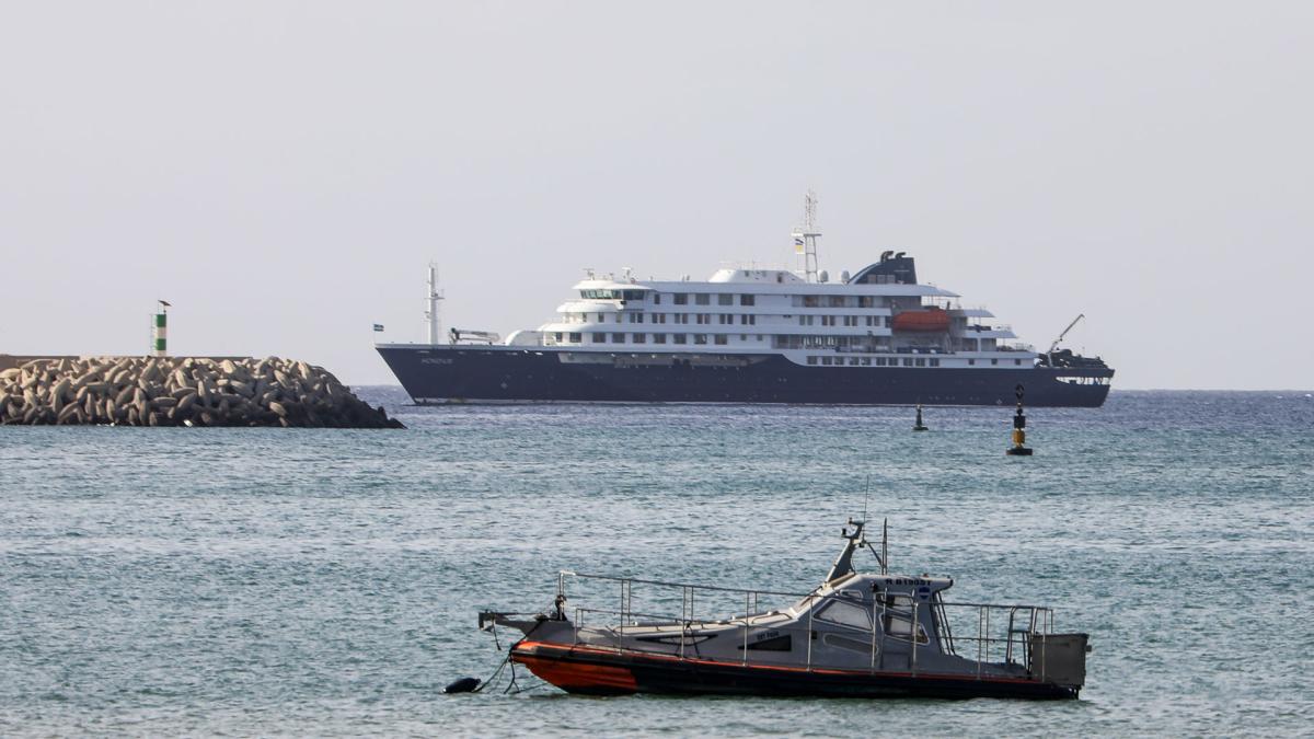 <![CDATA[España afronta en 24 horas una compleja operación para evacuar el crucero del hantavirus]]>