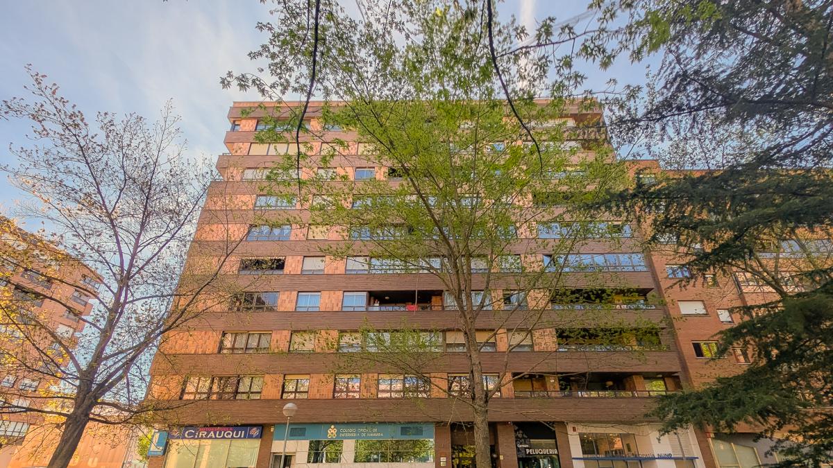 <![CDATA[Un impresionante piso con buenas vistas y gimnasio privado para vivir en una de las mejores zonas de Pamplona]]>