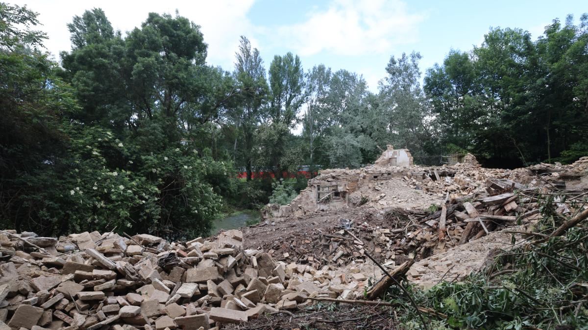 <![CDATA[Derribado el histórico caserón de Curtidores, junto al Arga, para construir un edificio con seis viviendas]]>